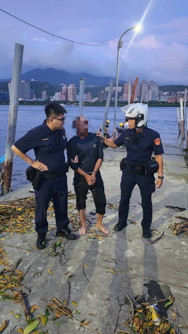 30岁潘姓男越南籍失联移工为躲避警方查缉，竟直接跳入淡水河中逃逸，警方只好请求消防人员支援，出动救生艇将他载返上岸。（图／警方提供）