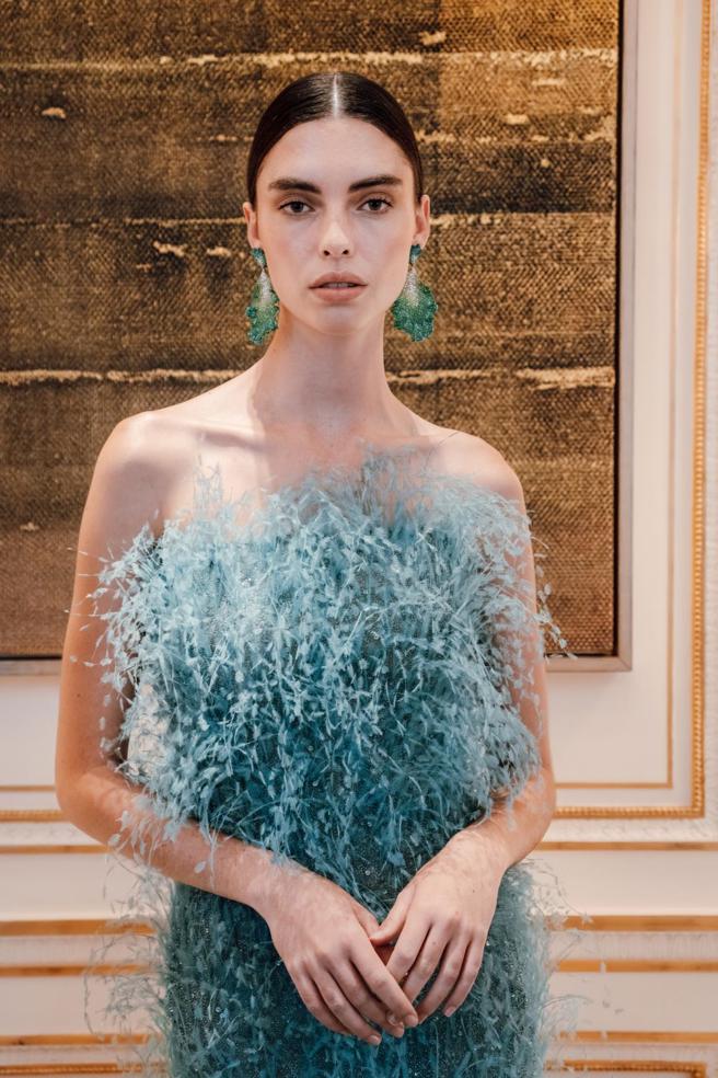 萧邦在巴黎发表Red Carpet系列高级珠宝，模特儿佩戴钛金属镶嵌彩色宝石的耳环。（CHOPARD提供）