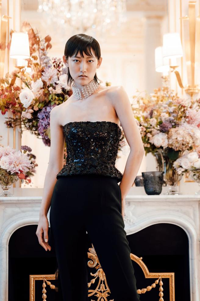 萧邦在巴黎发表Red Carpet系列高级珠宝，模特儿佩戴蛋白石与镶钻珠子的颈炼。（CHOPARD提供