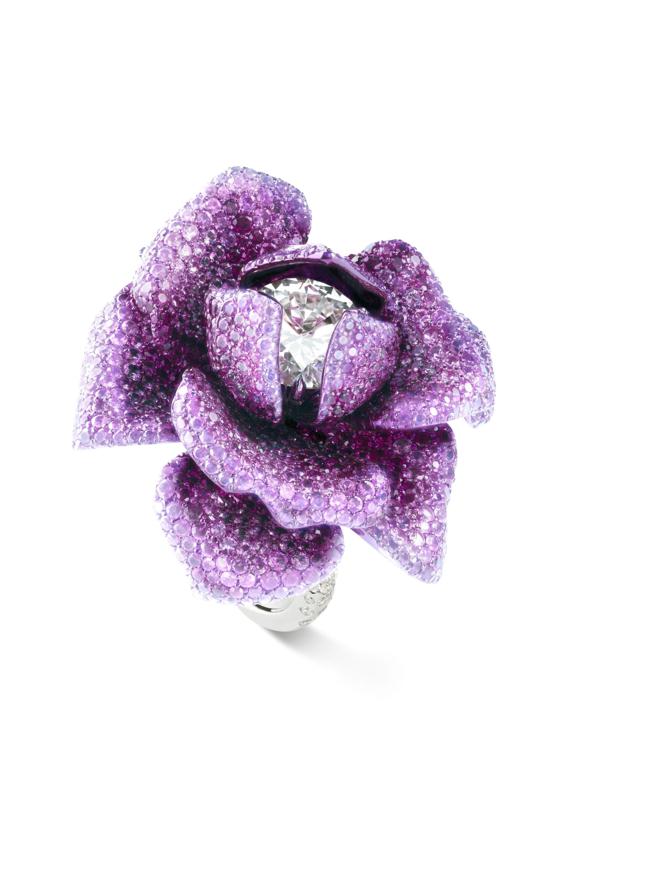 萧邦花朵戒指，以18K白金与钛金属镶多彩紫色蓝宝石。（CHOPARD提供）