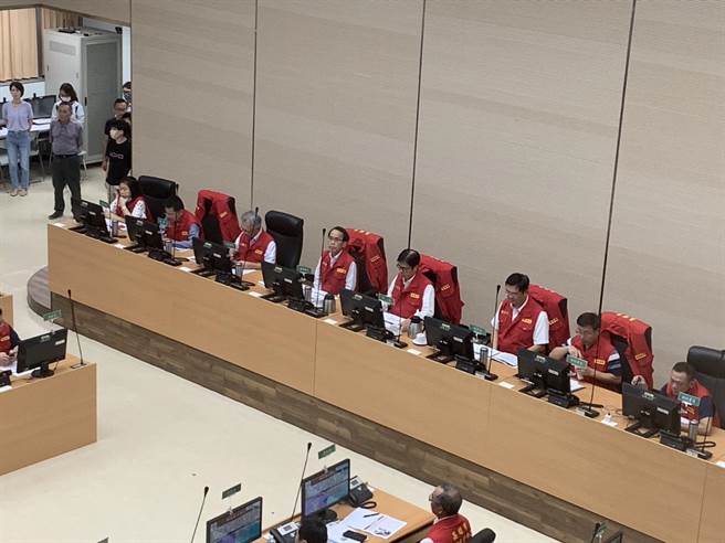 高雄市长陈其迈5日召开小犬颱风防灾应变工作会议。（翻摄照片／洪靖宜高雄传真）