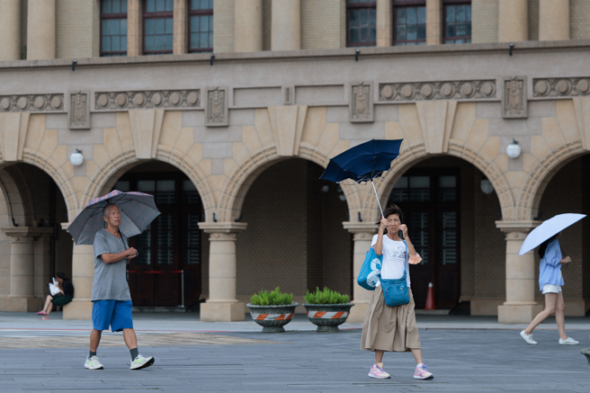 中度颱风「小犬」逐渐远离台湾，中央气象署预计6日解除陆上颱风警报；北部市区白天虽无较大雨势，仍有间歇阵风。（示意图／郭吉铨摄）