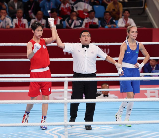 林郁婷(左)今天拿下中华亚运女子拳击队史首金。(中华奥会提供)