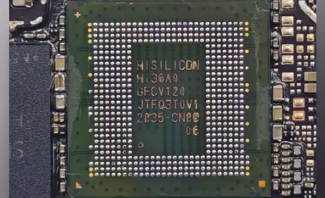 华为在新款手机使用麒麟9000S晶片，引起高度关注，分析师预计明年华为将停止向高通採购系统晶片，全面採购用自主设计的新麒麟中央处理器。（图／腾讯网）