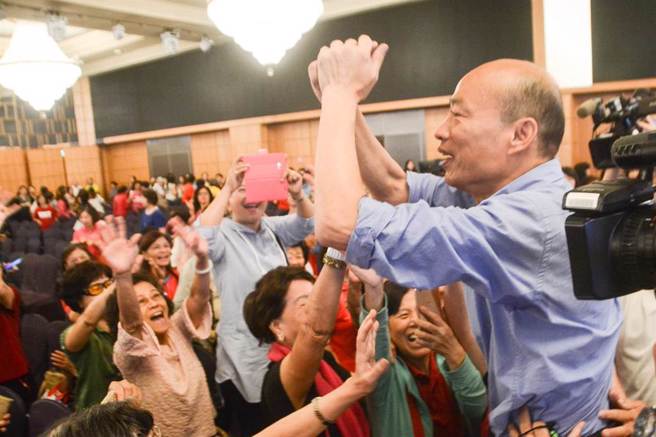 韩国瑜政治能量非比寻常。图为韩国瑜2018选举出席「高雄姐妹力挺韩国瑜之友会」受热情欢迎。（资料照／林宏聪摄）