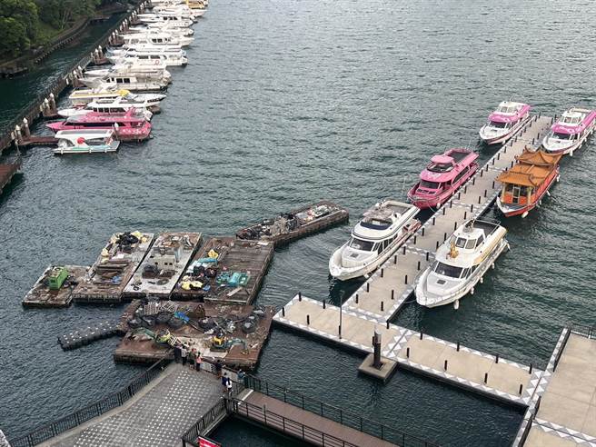 固定在伊達邵岸邊的工作浮台，因固定纜繩鬆脫竟泳渡日月潭，飄3000公尺抵達水社碼頭。（民眾提供／楊靜茹南投傳真）