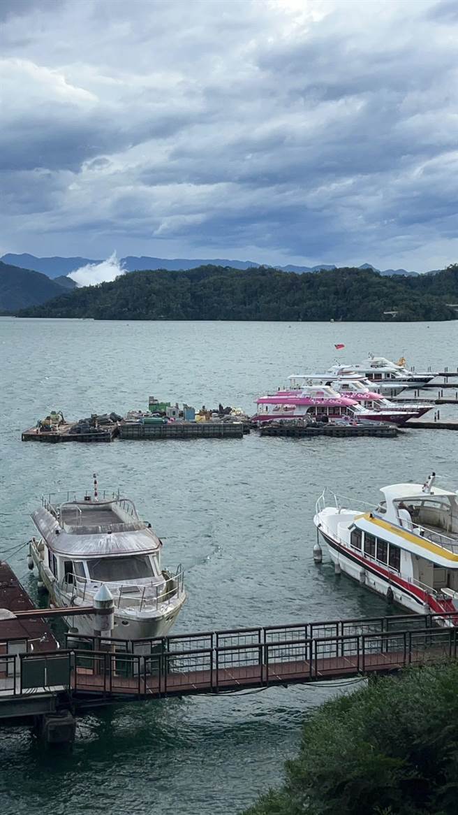 工作浮台的固定纜繩鬆脫，從伊達邵漂至水社，因強風不斷，就近固定在水社碼頭邊。（民眾提供／楊靜茹南投傳真）