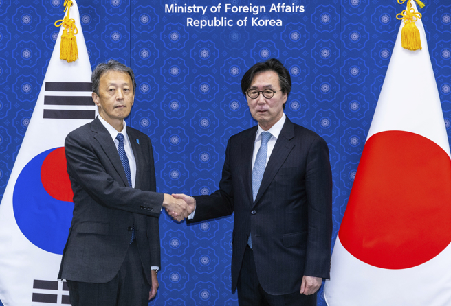 2023年10月5日，韓國外交部副部長張虎鎮（左）和日本外務省事務次官岡野正敬（右）進一步推進雙邊關係以及在地區和全球問題上的合作。（美聯社） 