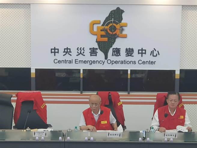 中央災害應變中心今晚舉行小犬颱風第9次工作會報。（消防署提供）