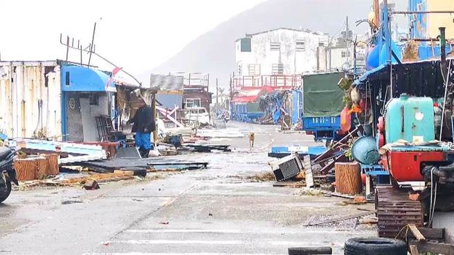 中颱小犬挟17级强阵风肆虐兰屿，街道满目疮痍，灾后復建急需人力、物力。（读者提供／萧嘉蕙台东传真）