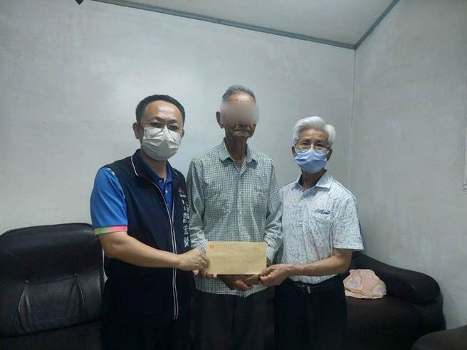 台中大安区8旬妇人遭玻璃割伤致失血过多死亡，大安区长许宏绮等人今前发放慰问金。（台中市府提供）