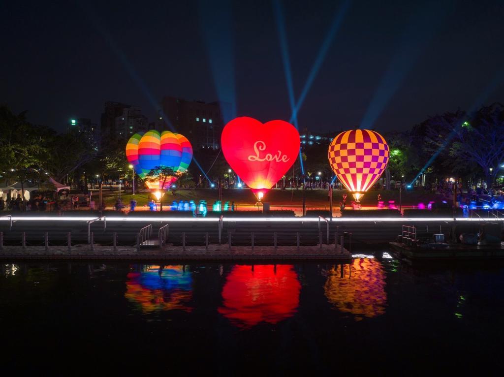 熱氣球光影展演秀熱鬧登場，絢麗燈光照亮愛河（圖片來源：高雄市觀光局提供）