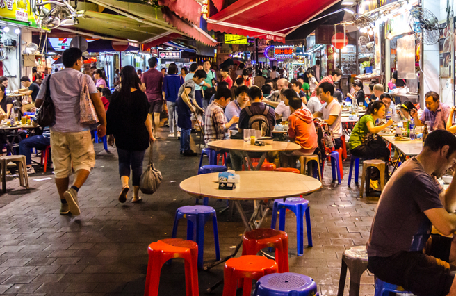 小吃店公告「禁开会」，引起网友热烈讨论。（图／shutterstock）