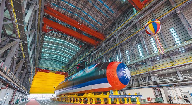 首艘國造潛艦「海鯤號」上月28日舉行「原型艦下水暨命名典禮」，但包括魚雷射口、螺旋槳等重要機敏部位都用國旗覆蓋。（總統府提供）