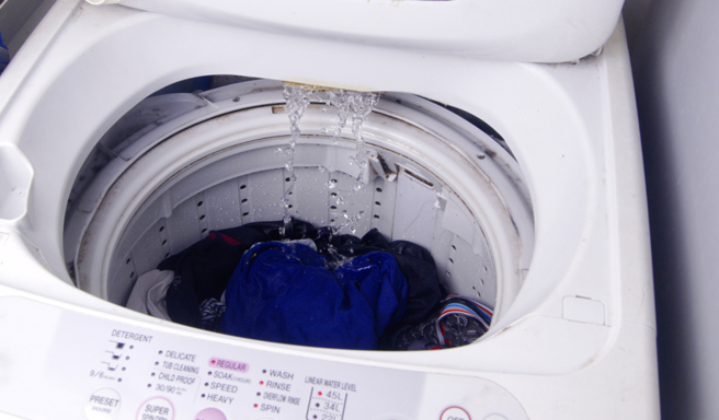 女网友在全联买一款洗衣槽去污剂，洗完后洗衣机飘出一大堆黑垢，大讚好用。（示意图／Shutterstock）