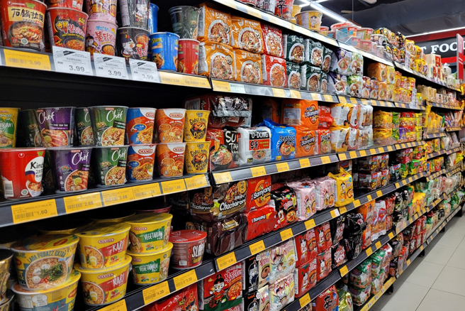 他一次买30碗泡麵挨轰，大妈崩溃骂他自私没教养。（图／shutterstock）