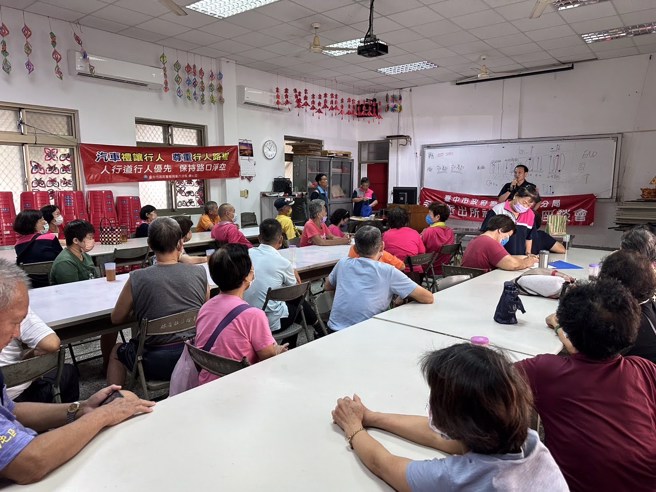 永福所透过有奖徵答活动，赠送精美小礼，现场气氛热络，民眾反应踊跃，成功获得热烈迴响。(戴志扬翻摄)