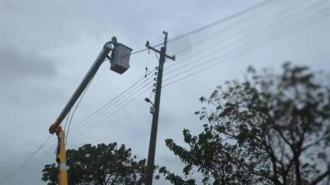 小犬颱风造成嘉义沿海大规模停电，台电人员持续抢修高压电线路。（台电提供／廖素慧嘉县传真）
