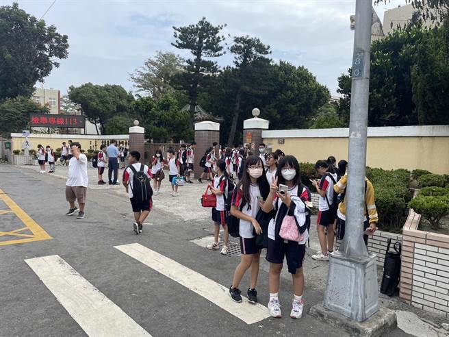 麦寮高中今天（6日）早上师生到校发现各栋教室铁门无法打开，校方7点45分临时宣布停课，请家长载回学生。（周丽兰摄）