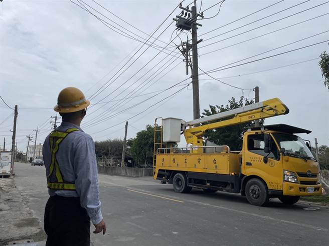 台电公司人员今早上持续抢修中。（周丽兰摄）