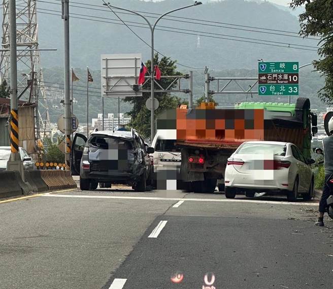 桃园市大溪区台三线崎顶下坡路段往武岭桥方向，6日上午发生5车追撞事故。（翻摄照片／蔡明亘桃园传真）