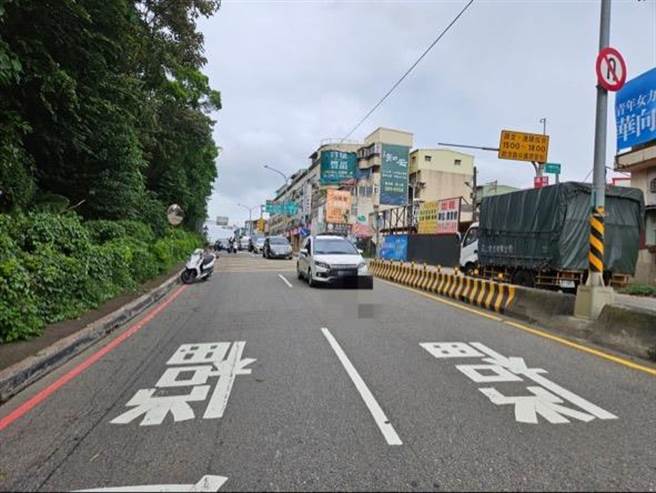 桃园市大溪区台三线崎顶下坡路段6日上午发生5车追撞事故，封路约20分钟、后方车流回堵300公尺。（翻摄照片／蔡明亘桃园传真）