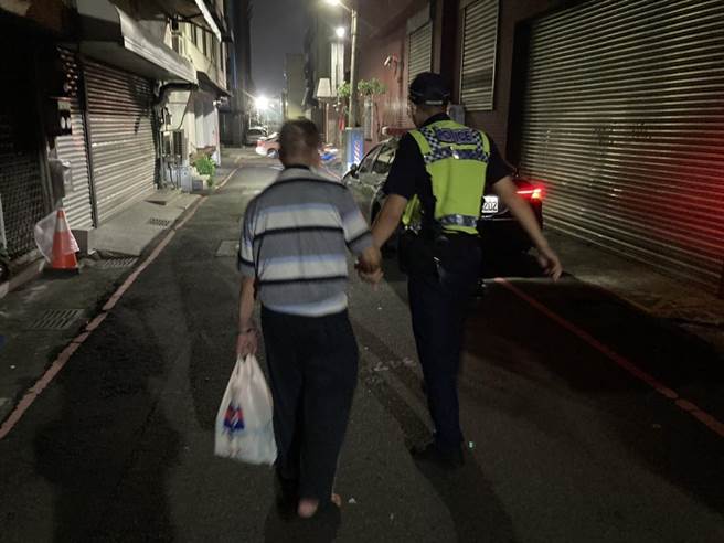 9旬阿公2023年9月27日下午出門幫愛妻買洗衣粉，迷路3個多小時，經暖警送返家門。（中市警方提供／陳淑芬台中傳真）