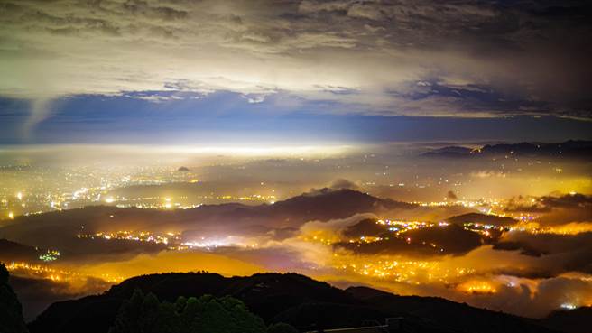 摄影玩家林建兴5日晚间6时至9时在大崙山拍摄小犬暴风圈过境缩时，起初中部城市万家灯火披薄纱，接着风起云涌。（林建兴提供／杨静茹南投传真）