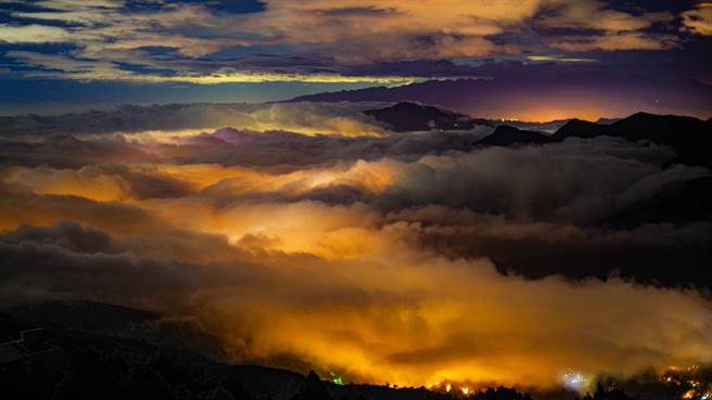 小犬颱风暴风圈云层厚实，5日晚间过境时为中部城市云雾翻腾，出现金色琉璃云海。（林建兴提供／杨静茹南投传真）