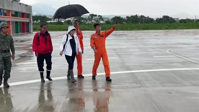 台東縣長饒慶鈴（中）前往遭颱風重創的蘭嶼鄉。（蔡旻妤攝）