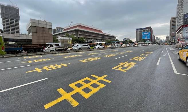 过去曾禁行机车长达44年的忠孝西路，于2022年12月14日起解禁，开放机车于晚上11点至隔日凌晨6时通行。不过国民党台北市议员李明贤揭露，传出北市府正在委外评估「全时段禁止机车通行」。（丁上程摄）