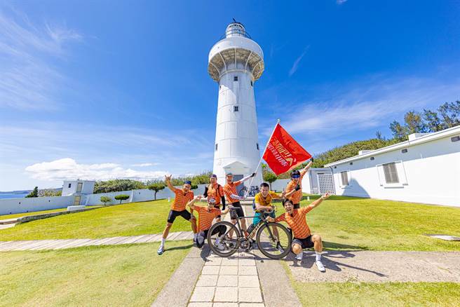 彭小刀（左起）、周予天、卜學亮、哈林、范逸臣、柯有倫、張庭瑚成功插旗極南點「鵝鑾鼻燈塔」。（好看娛樂提供）