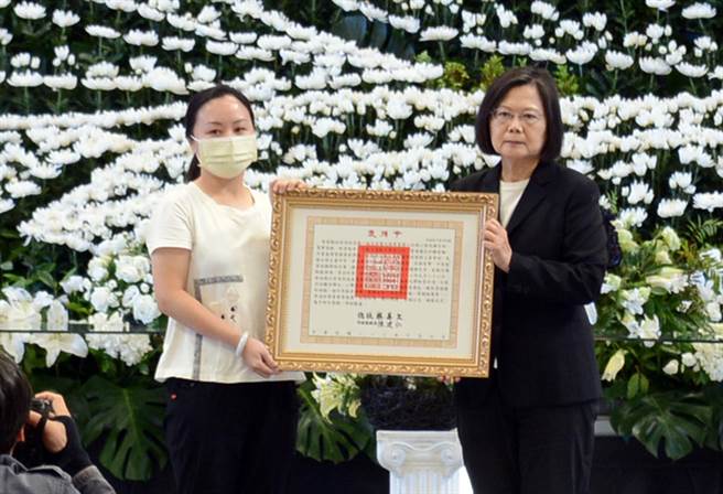 蔡英文总统(右)为明扬大火4名罹难勇消颁赠褒扬令。(林和生摄)