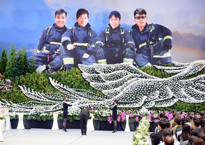 蔡英文总统向明扬大火4名罹难勇消鞠躬表达哀悼及感谢。(林和生摄)