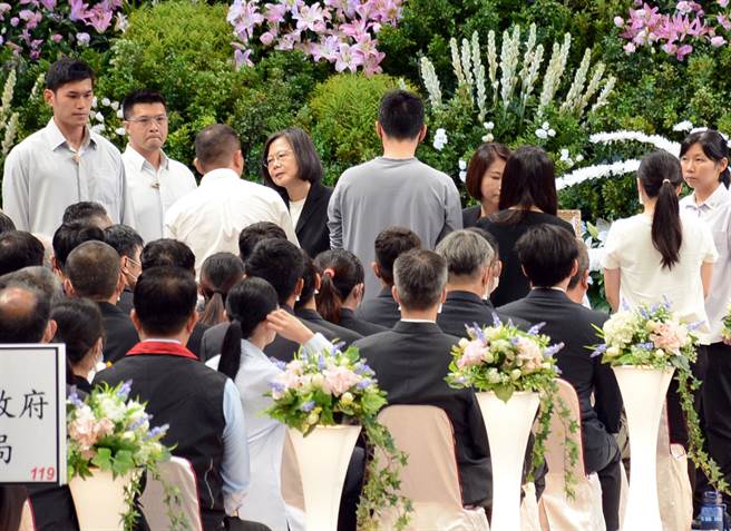 蔡英文总统向明扬大火4名罹难勇消家属一一安慰致意。(林和生摄)