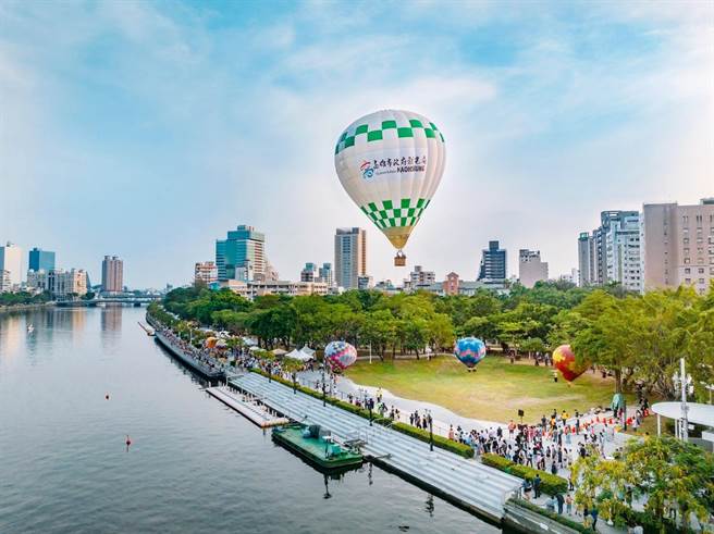 「2023高雄爱．月热气球」爱河场繫留体验活动10月9日浪漫升空。（高市府观光局提供／洪浩轩高雄传真）