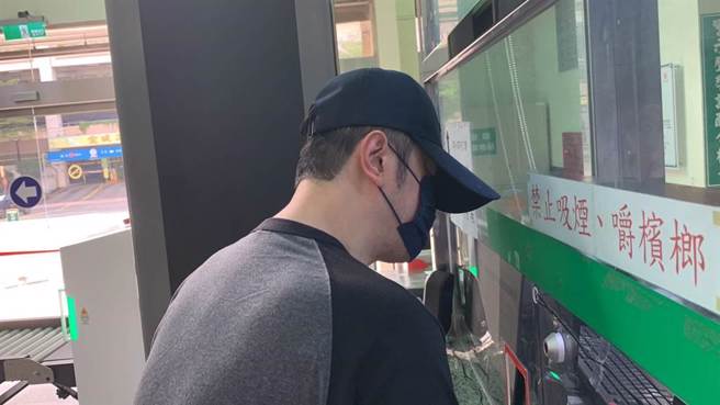 林秉樞帶著黑帽和口罩，在律師陳頂新陪同下到新北地檢署執行科報到。(圖／讀者提供)