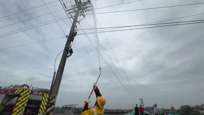 台电人员今天在嘉义沿海清洗电线上的盐尘，全力抢修电力。（台电提供／廖素慧嘉县传真）