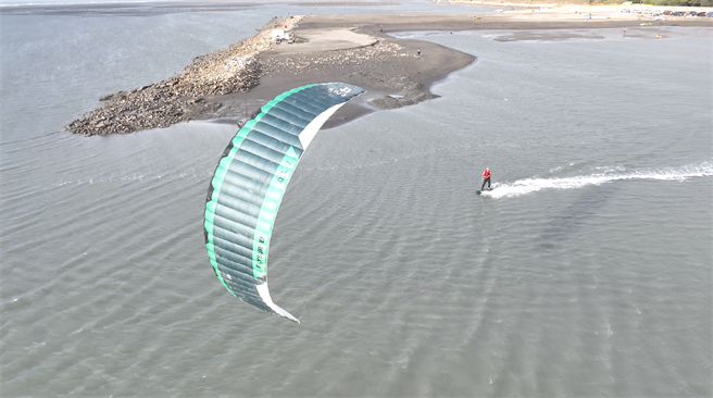 云林县四湖乡三条崙海水浴场是获得国际风筝衝浪组织认证的比赛场域。（云林县府提供）