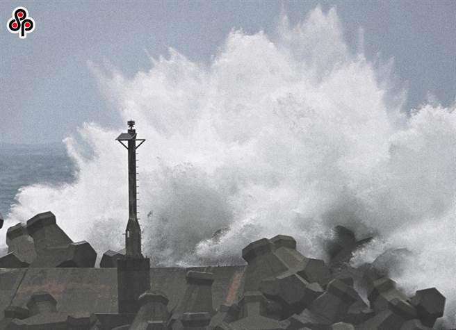 小犬颱风外围环流仍影响台湾，交通部航港局表示国庆连假船班恐有异动。（本报资料照）
