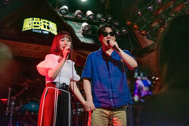 萧煌奇力挺魏妙如同台合唱。（天赋音乐提供）