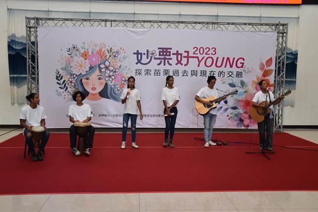 苗栗县政府举办国际女孩日，由人子自学青年表演布农族歌曲。（谢明俊摄）