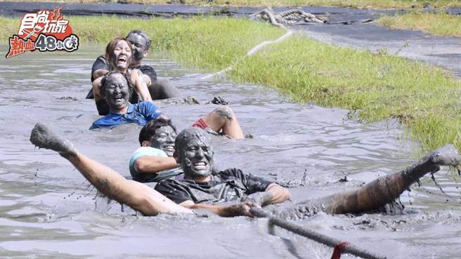 风田、威廉、威廉妈、朵拉合力玩黑泥田拔河。（TVBS提供）