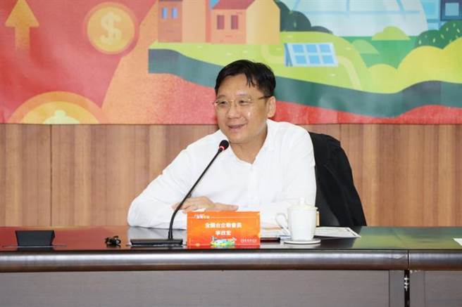 全国台湾同胞投资企业联谊会长李政宏与会员，5日拜访苗栗县政府捐赠500万元。（苗栗县政府提供／谢明俊苗栗传真）