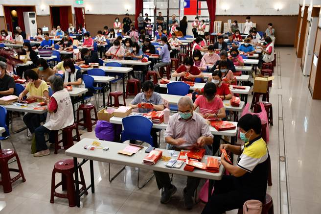 彰化市73里的里干事、志工与市公所员工共数百人，６日一早群集在彰化生活艺文馆点钞，并将重阳敬老礼金现金逐一分装进红包袋。（彰化市公所提供／孙英哲彰化传真）