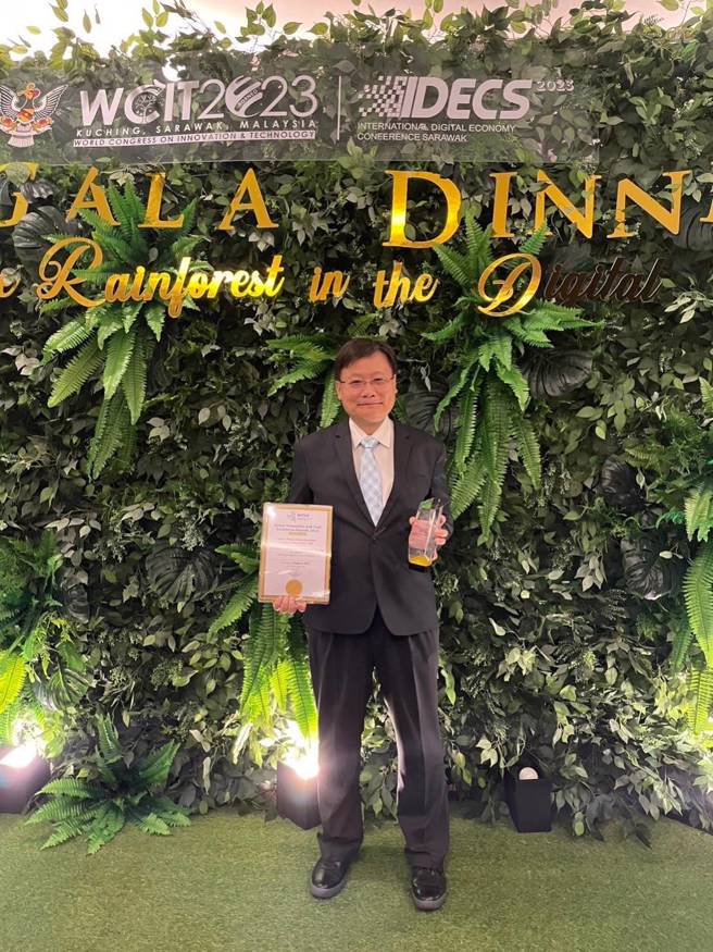 台中購物節APP」獲WCIT2023年國際資通訊獎項中的傑出公眾合作服務獎，由經發局副局長李逸安代表授獎。圖/台中市政府提供