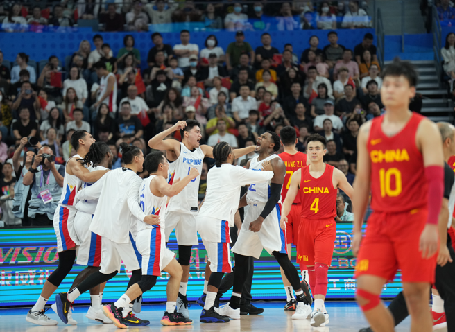 10月4日，杭州第19屆亞運會男子籃球半決賽在杭州奧體中心體育館舉行。中國男藍76比77負於菲律賓男籃無緣決賽。圖為賽後菲律賓隊員（白方）慶祝勝利。（圖／中新社）
