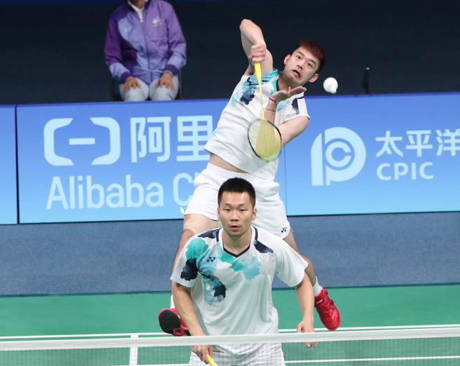 李洋（前）、王齊麟在杭州亞運羽球男雙準決賽奮戰，可惜不敵韓國，以銅牌作收。（鄭任南攝）