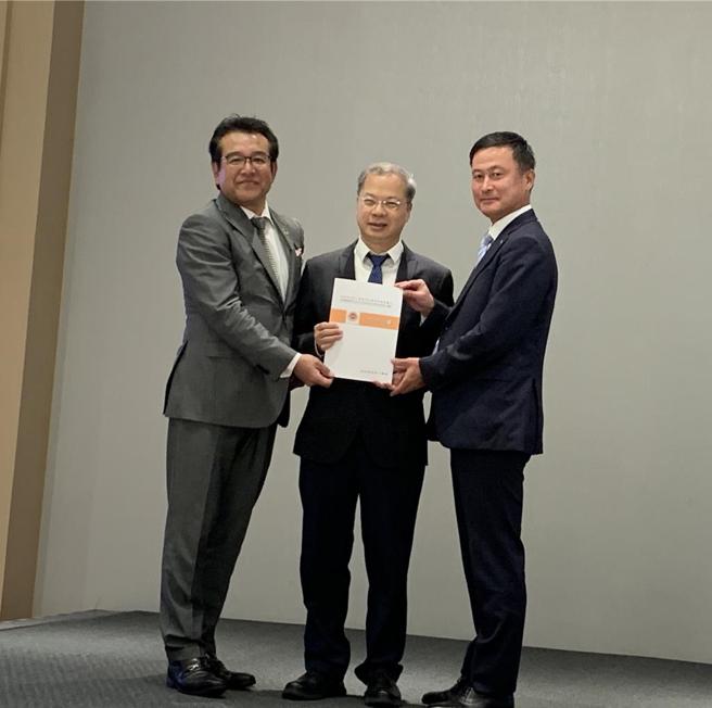 台北市日本工商会理事长竹田亨(左）亲手递交 2023年对台湾政府政策建言「白皮书」于行政院国家发展委员会主任委员龚明鑫（中）。图／陈碧芬