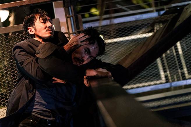 阮经天在《周处除三害》中与李李仁有激烈的追逐打斗戏。（一种态度电影股份有限公司提供）